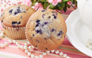 Yummy Blueberry muffins - tiffanydoesitall.com